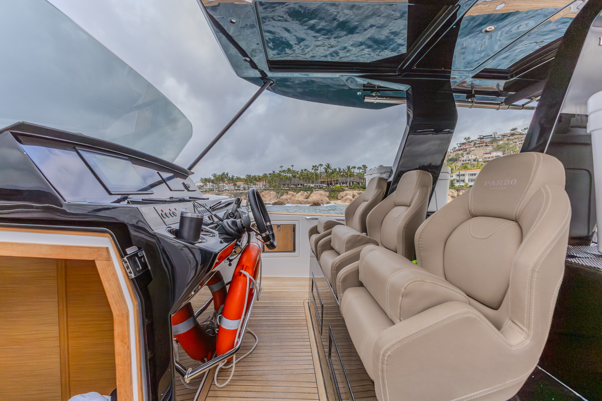 Bésame Cabo helm and seating