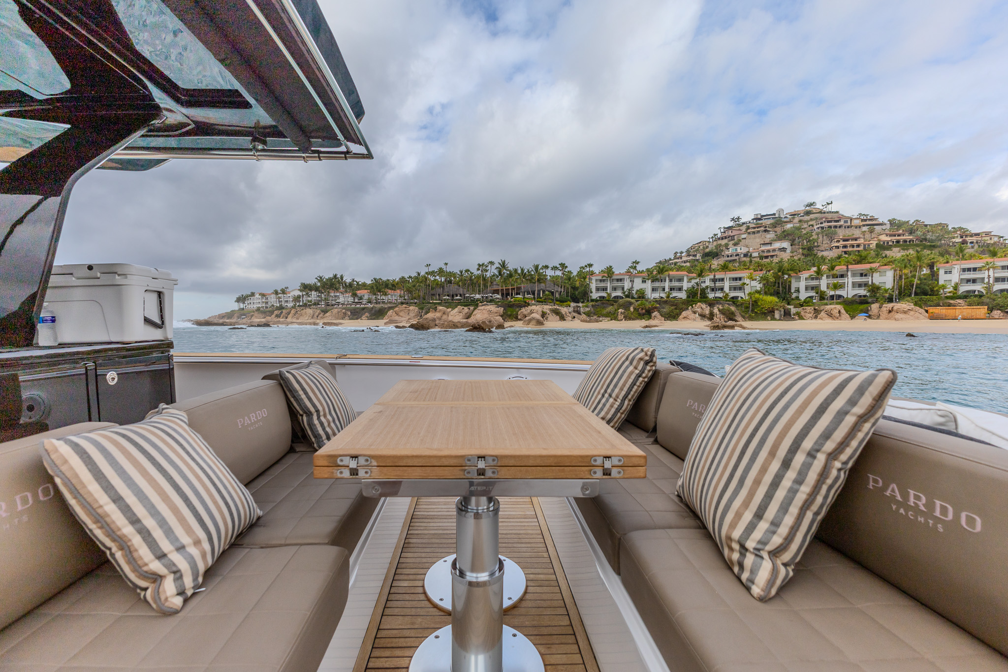 Bésame Cabo cockpit dining