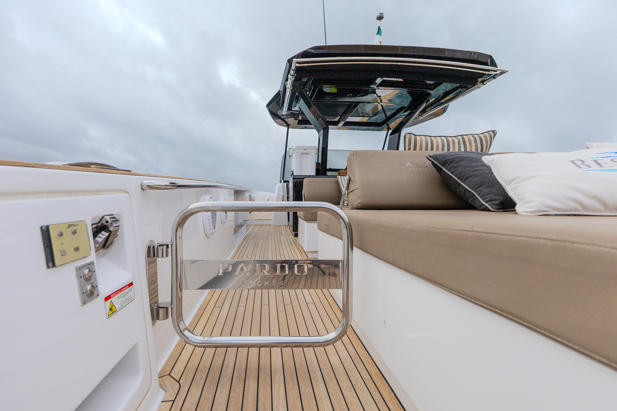 Bésame Cabo walk-around deck