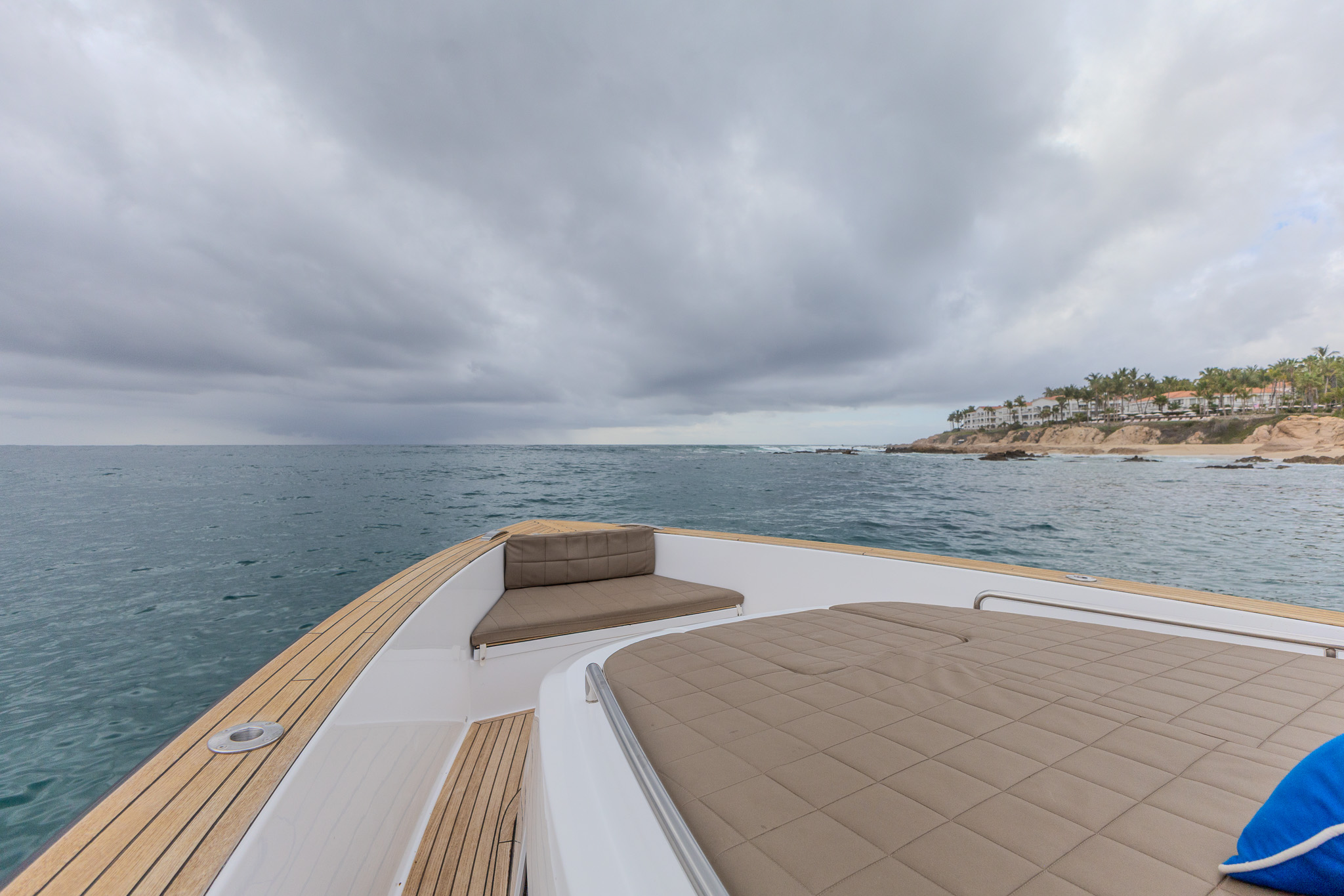 Bésame Cabo bow sunlounge